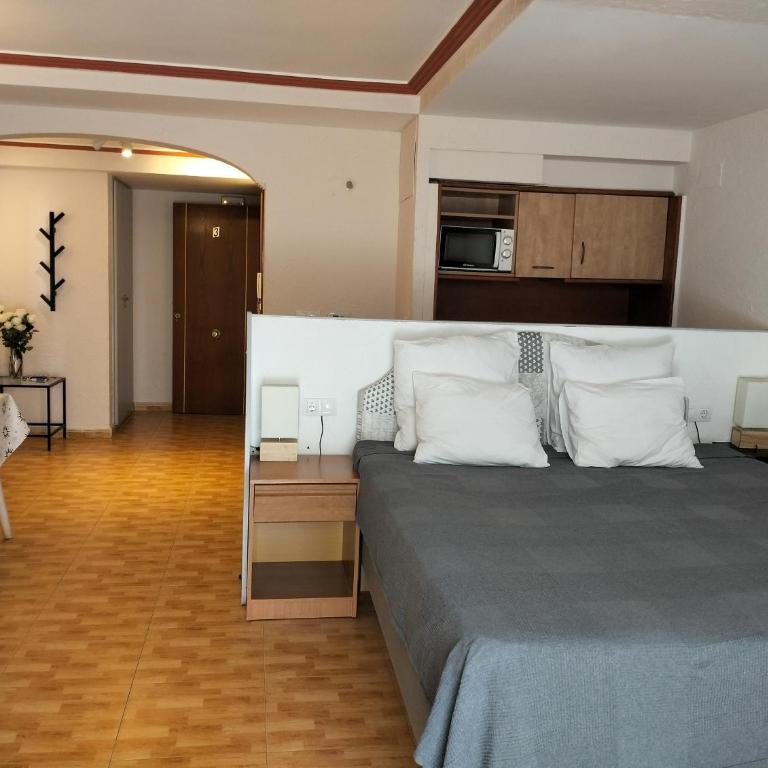 Unique apartahotel 2-1 - Habitación Triple con ducha - 10