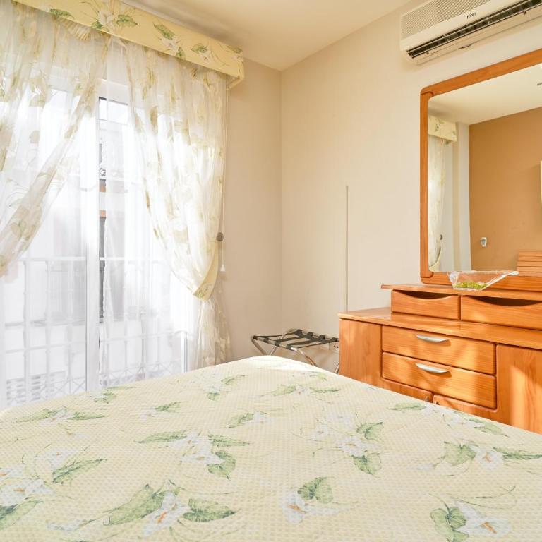 Ático con piscina en Nerja centro - Apartamento de 3 dormitorios con vistas a las montañas - 23