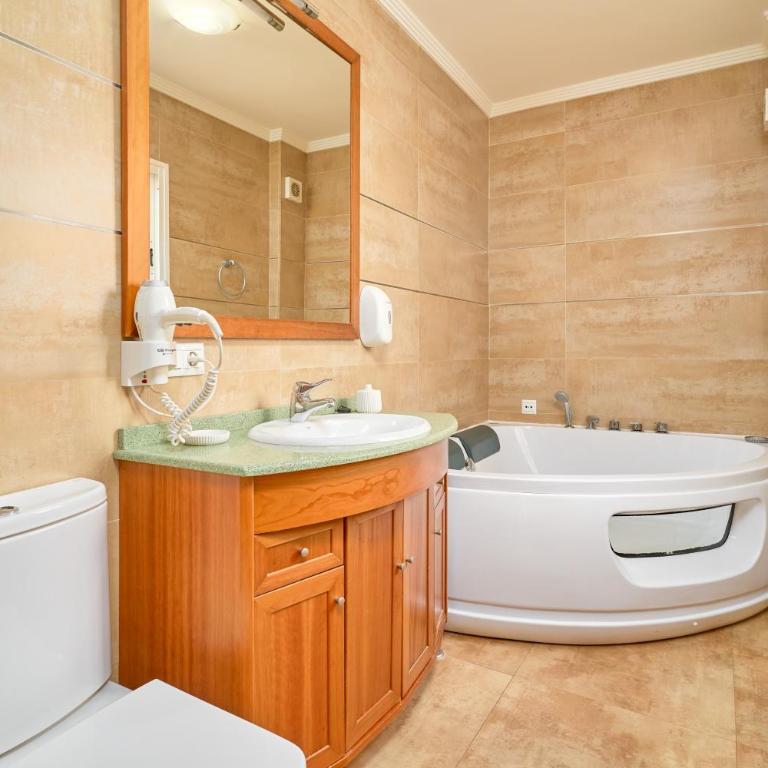 Ático con piscina en Nerja centro - Apartamento de 3 dormitorios con vistas a las montañas - 15