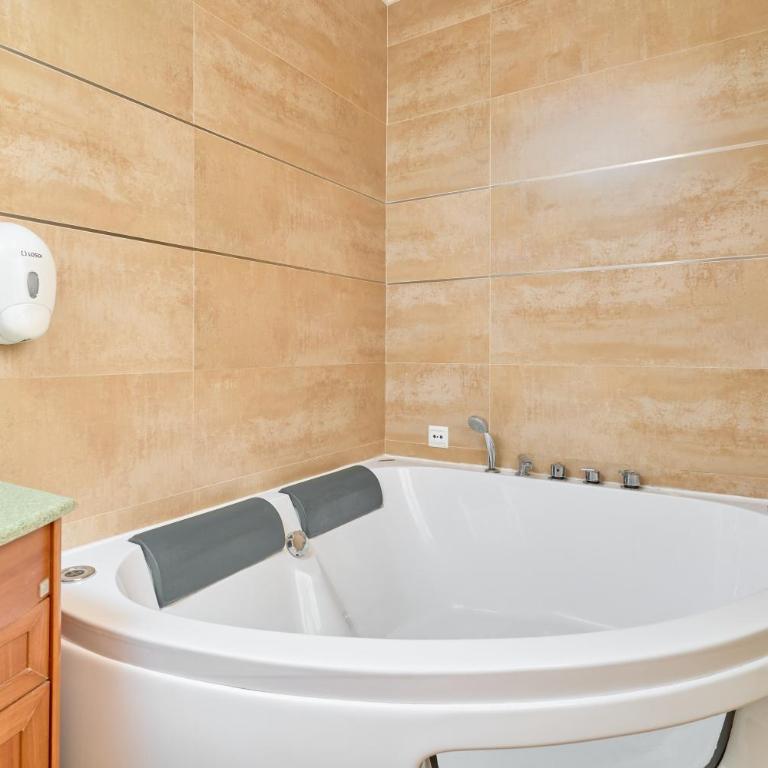 Ático con piscina en Nerja centro - Apartamento de 3 dormitorios con vistas a las montañas - 16