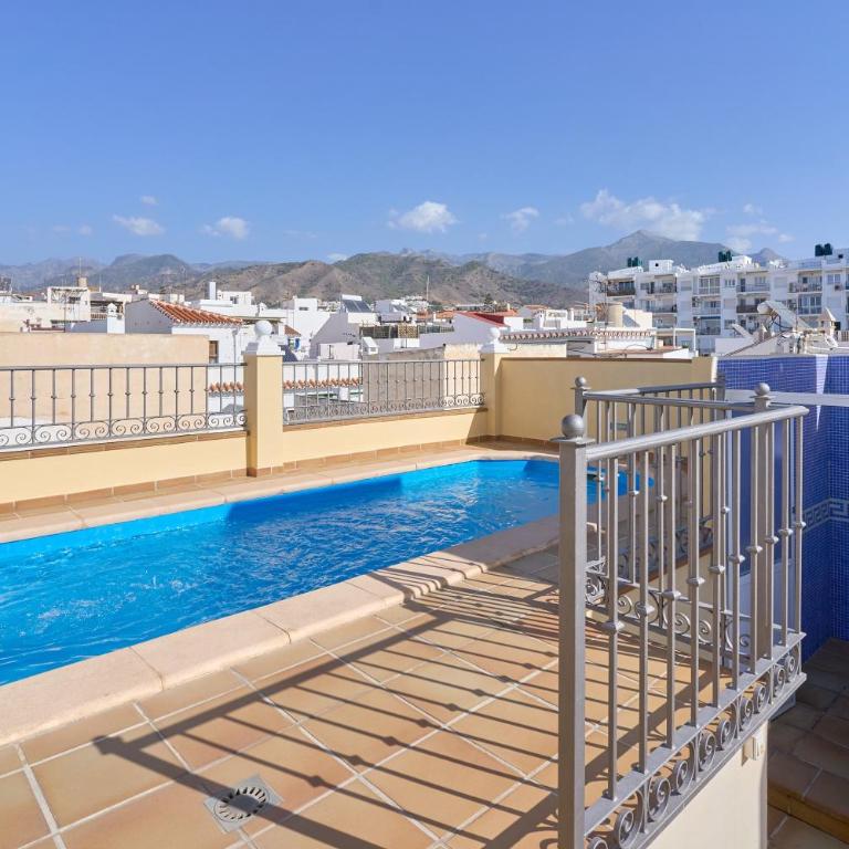 Ático con piscina en Nerja centro - Apartamento de 3 dormitorios con vistas a las montañas - 31