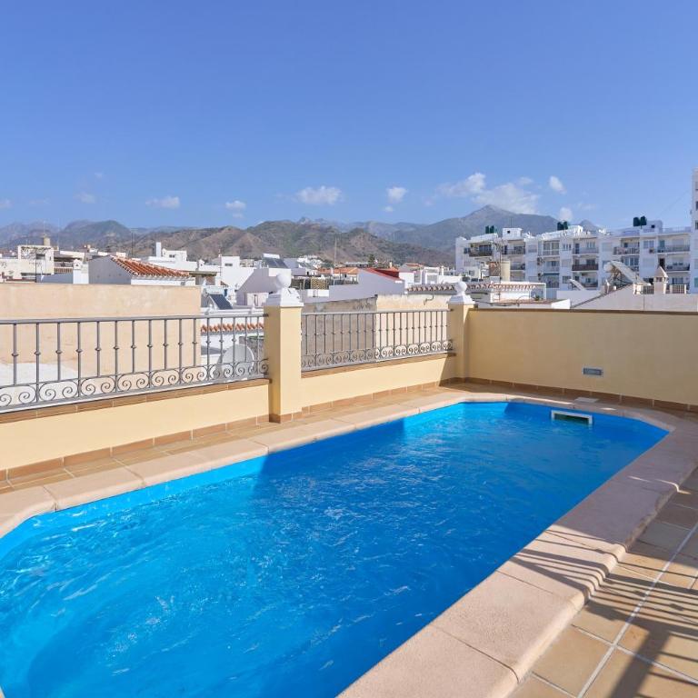 Ático con piscina en Nerja centro - Apartamento de 3 dormitorios con vistas a las montañas - 1