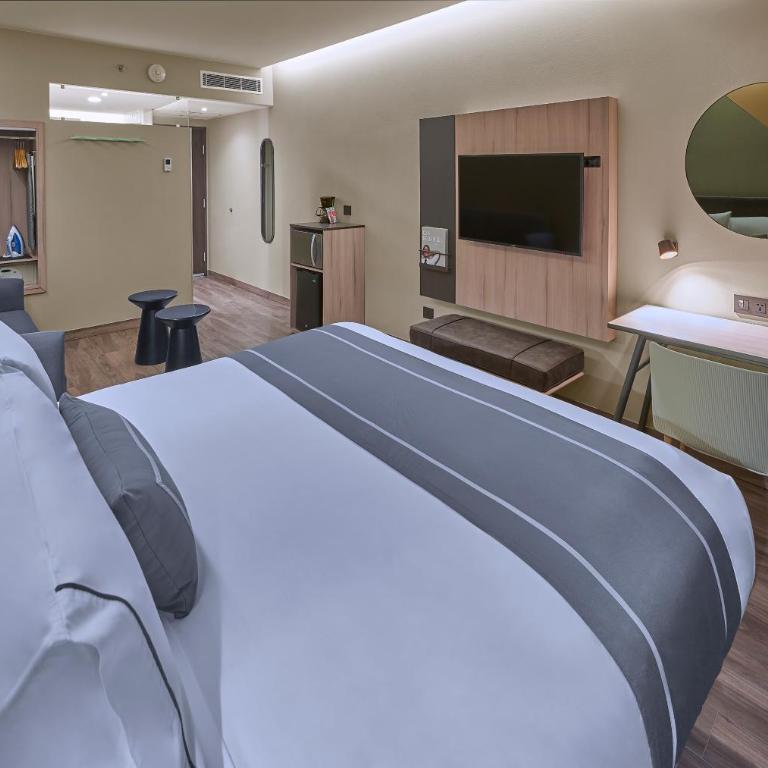 City Express Plus by Marriott Ciudad de Mexico Interlomas - Habitación con cama grande y balcón - 4