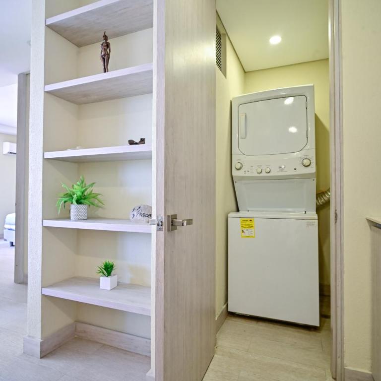 Luxury Apt with Jacuzzi Lagoon View Near Beach - One-Bedroom Apartment - 21