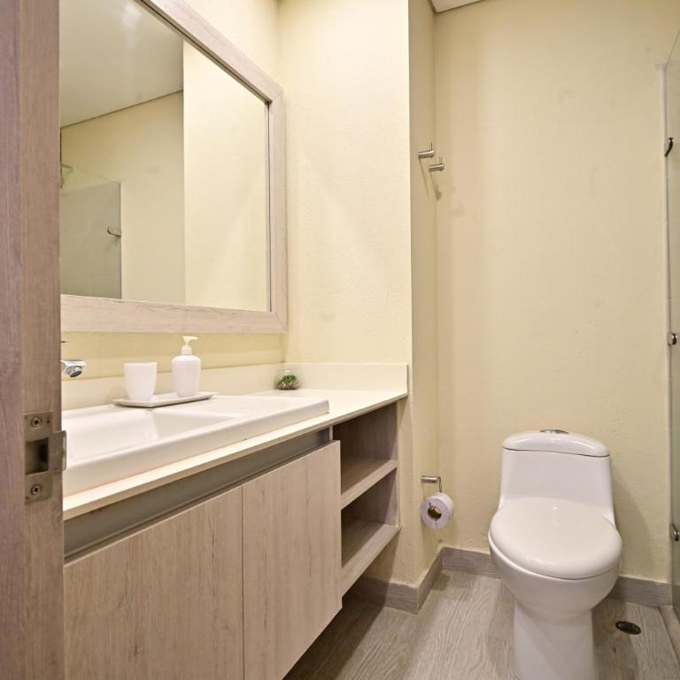 Luxury Apt with Jacuzzi Lagoon View Near Beach - One-Bedroom Apartment - 17