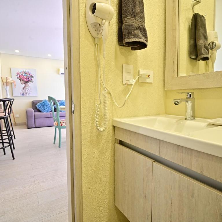 Luxury Apt with Jacuzzi Lagoon View Near Beach - One-Bedroom Apartment - 9