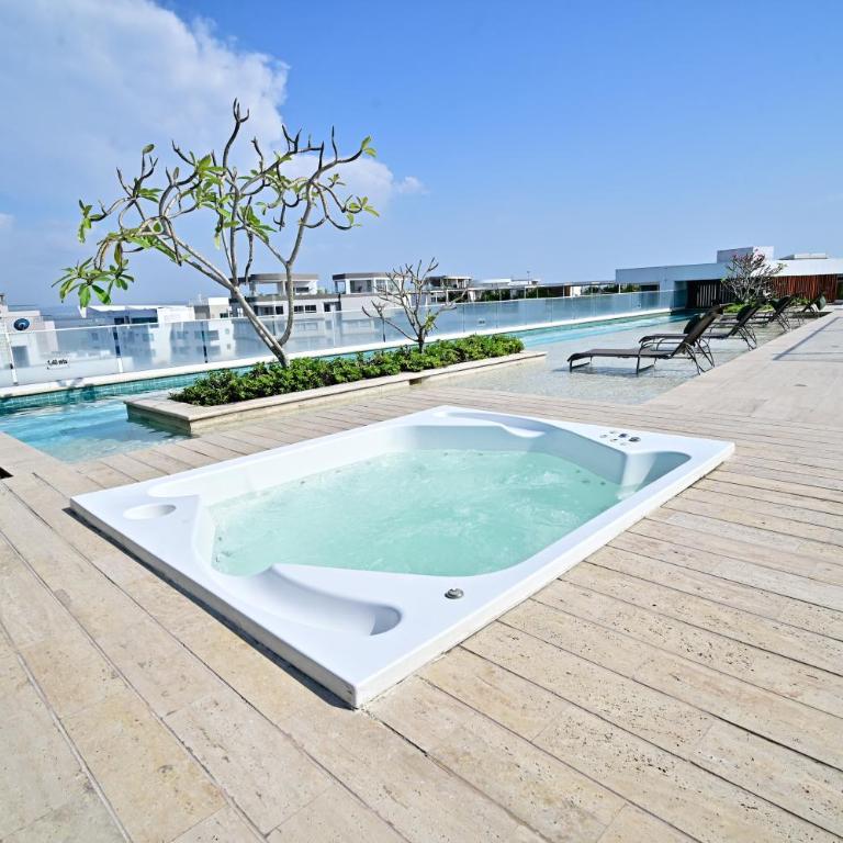 Luxury Apt with Jacuzzi Lagoon View Near Beach - One-Bedroom Apartment - 23