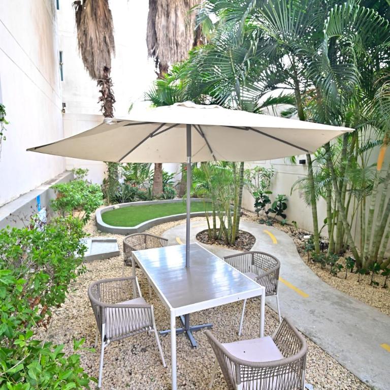 Luxury Apt with Jacuzzi Lagoon View Near Beach - One-Bedroom Apartment - 31