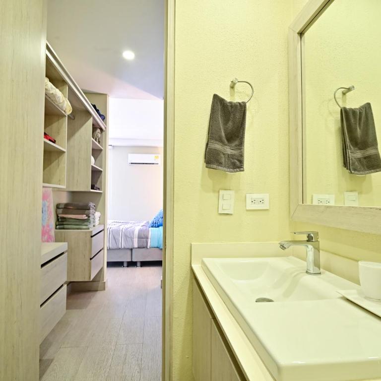 Luxury Apt with Jacuzzi Lagoon View Near Beach - One-Bedroom Apartment - 34