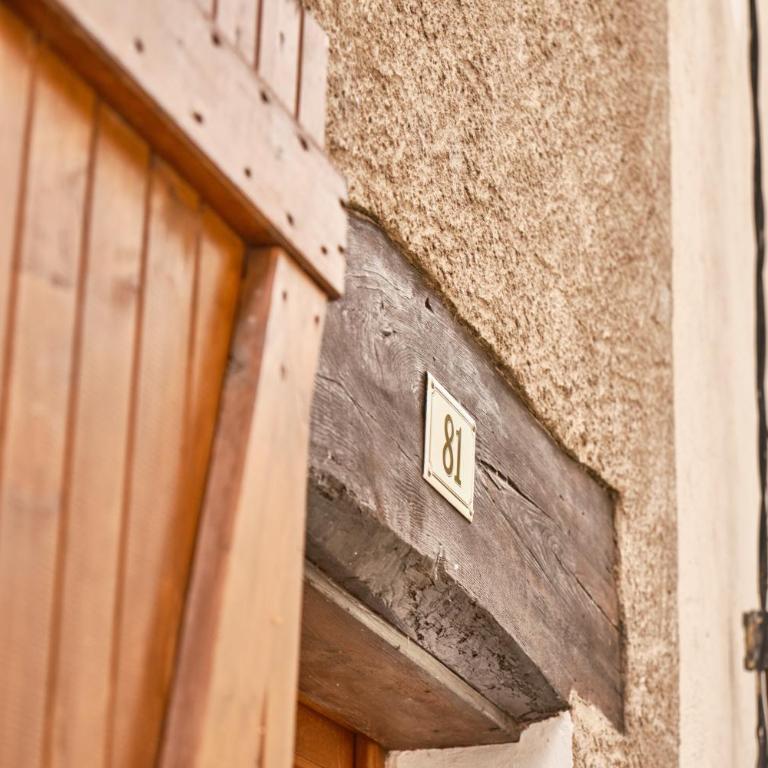 Au 81 - Maison De Ville à Louer - Appartement avec Douche - 24
