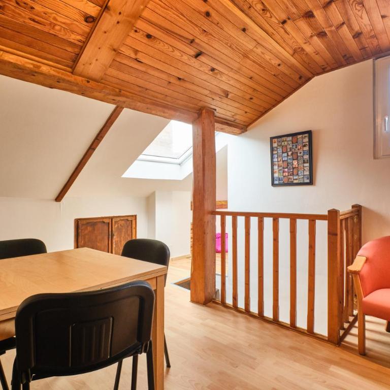 Au 81 - Maison De Ville à Louer - Appartement avec Douche - 10
