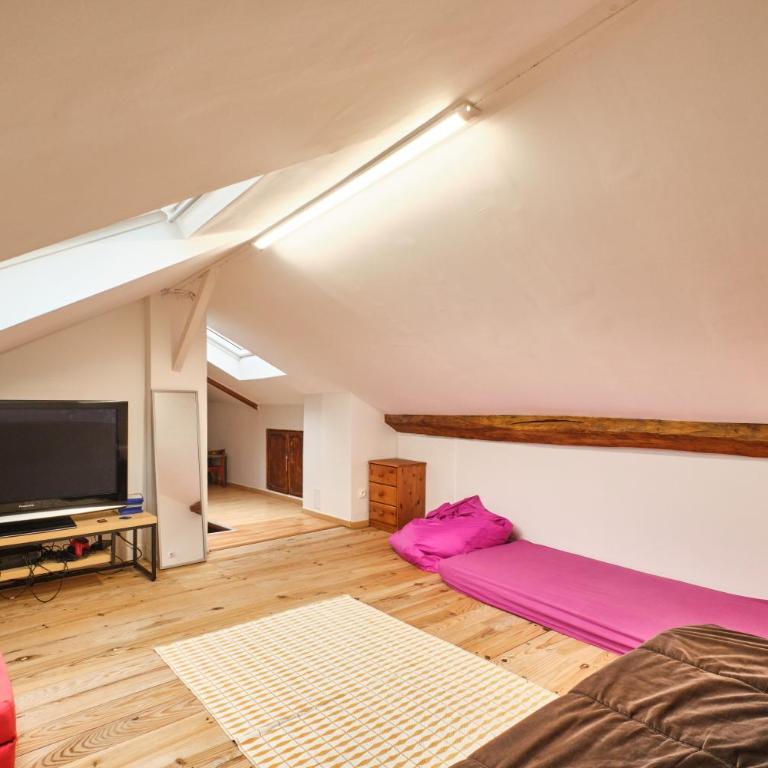 Au 81 - Maison De Ville à Louer - Appartement avec Douche - 12