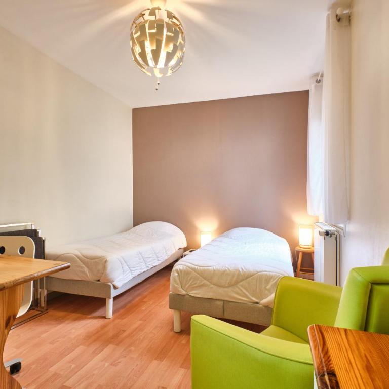 Au 81 - Maison De Ville à Louer - Appartement avec Douche - 18
