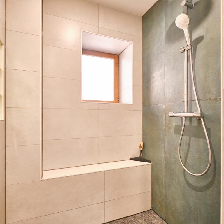 Au 81 - Maison De Ville à Louer - Appartement avec Douche - 22