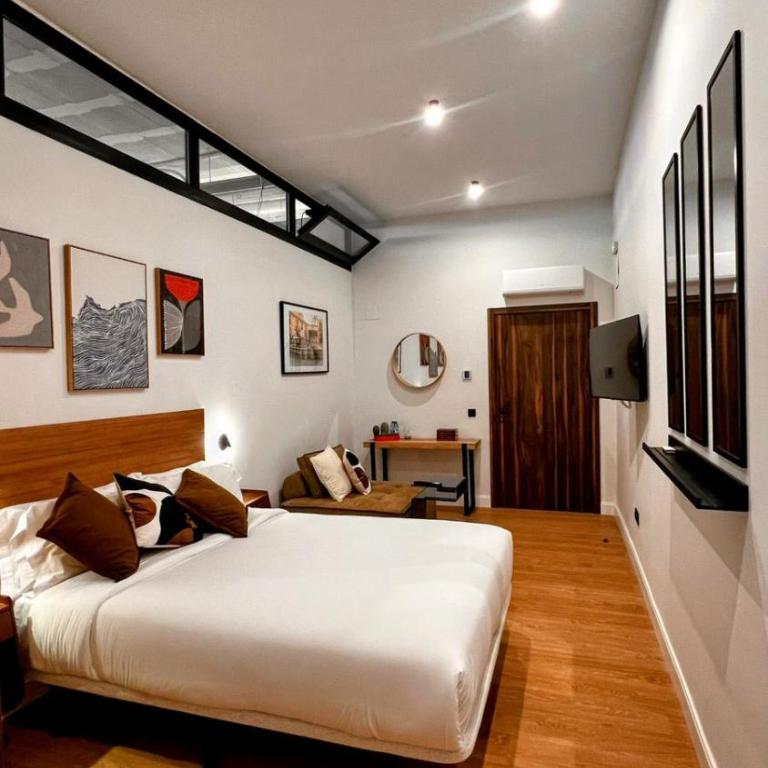 The 153 Hotel - Deluxe Double Room - 11