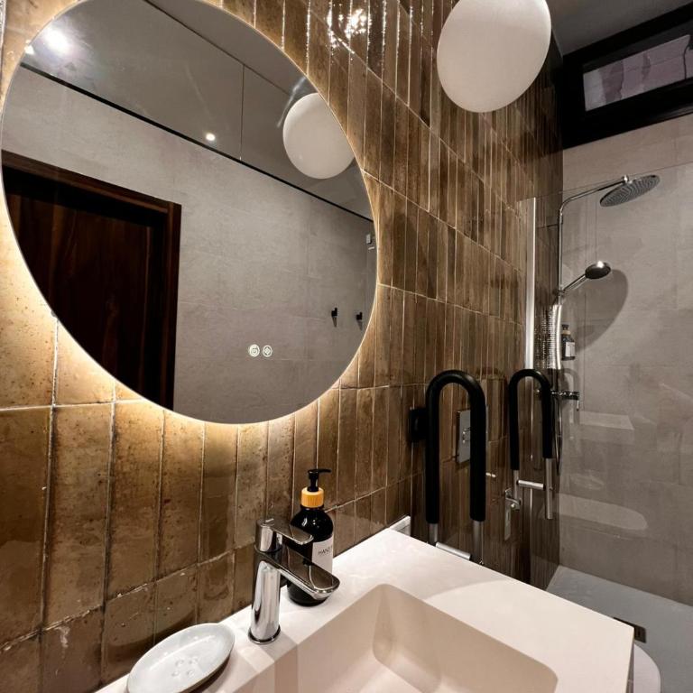 The 153 Hotel - Deluxe Double Room - 10