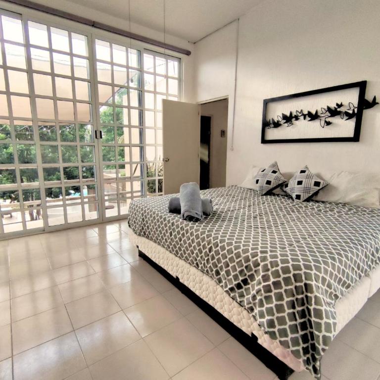 Diamond House with pool, near the airport - Villa - 22