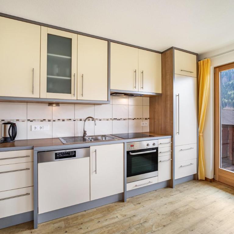 Stoffnerhof Apt Sonnenblume - Appartamento Deluxe con 2 Camere da Letto e Vista Giardino - 7