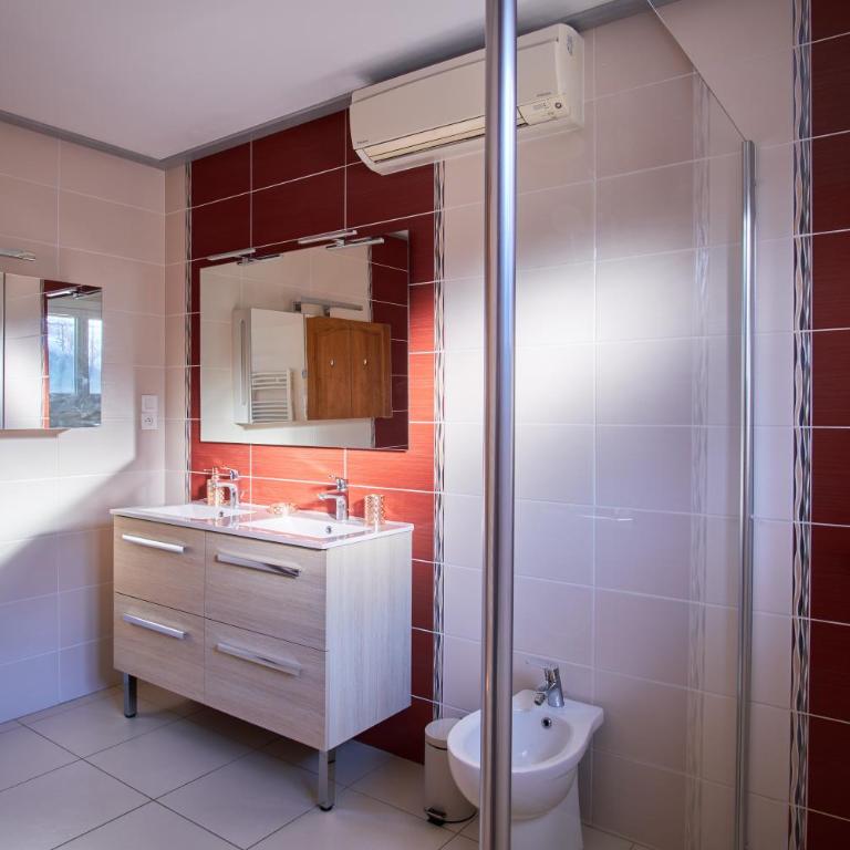 Au Clair Matin à La Mure - Two-Bedroom Deluxe Apartment with Garden View - 14