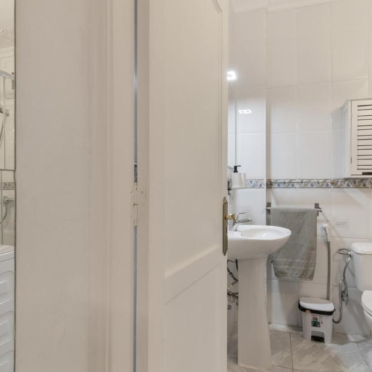 Piso Cerca De Playa Chica - Apartment with Shower - 11