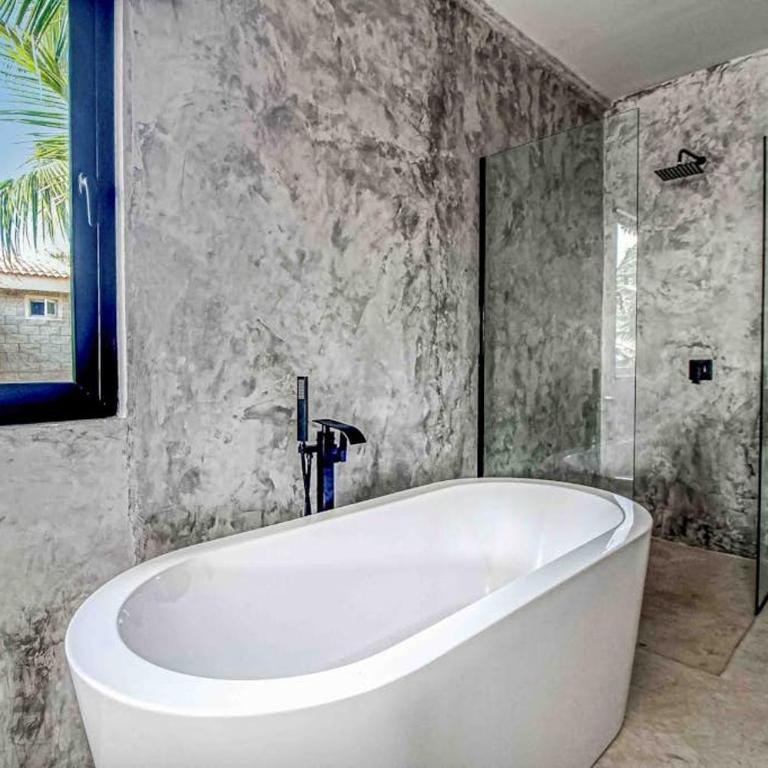Beachfront home with private heated pool jacuzzi sauna ocean views & AC - 7th Heaven - Casa - 30