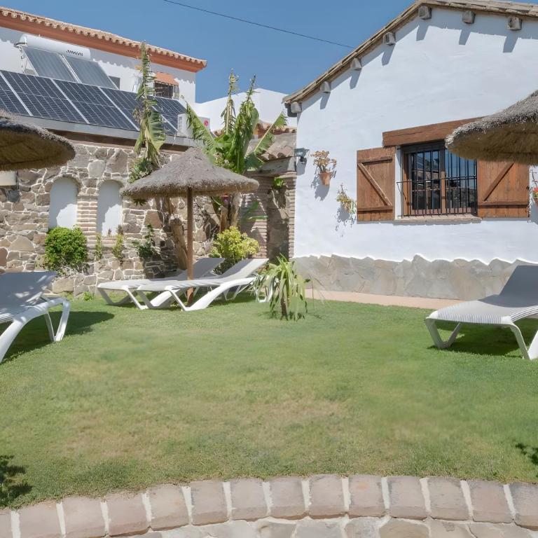 Apartamentos el Cortijo - Habitación Triple con vistas al jardín - 3