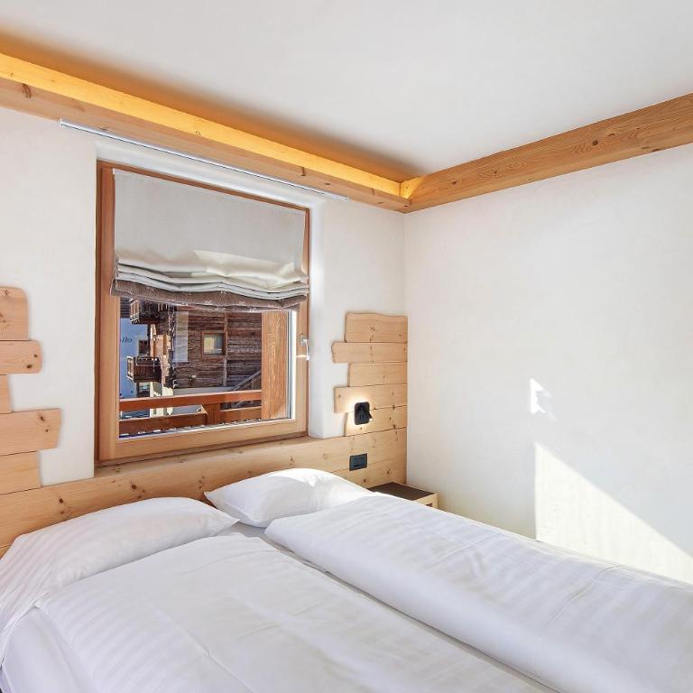 Livigno Wooden House - Three-Bedroom Premium Apartment with Balcony - 9