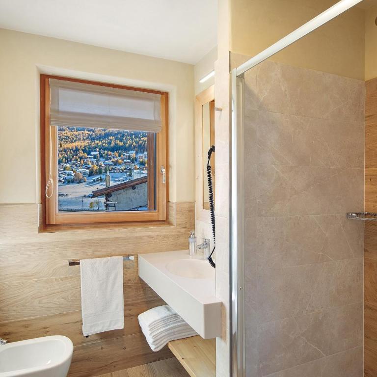Livigno Wooden House - Three-Bedroom Premium Apartment with Balcony - 11