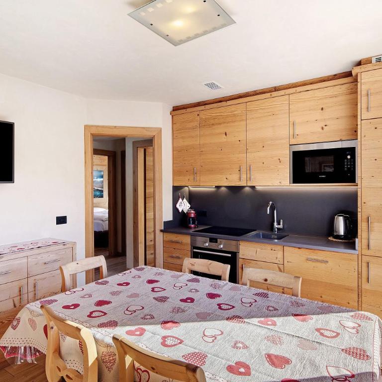 Livigno Wooden House - Three-Bedroom Premium Apartment with Balcony - 6