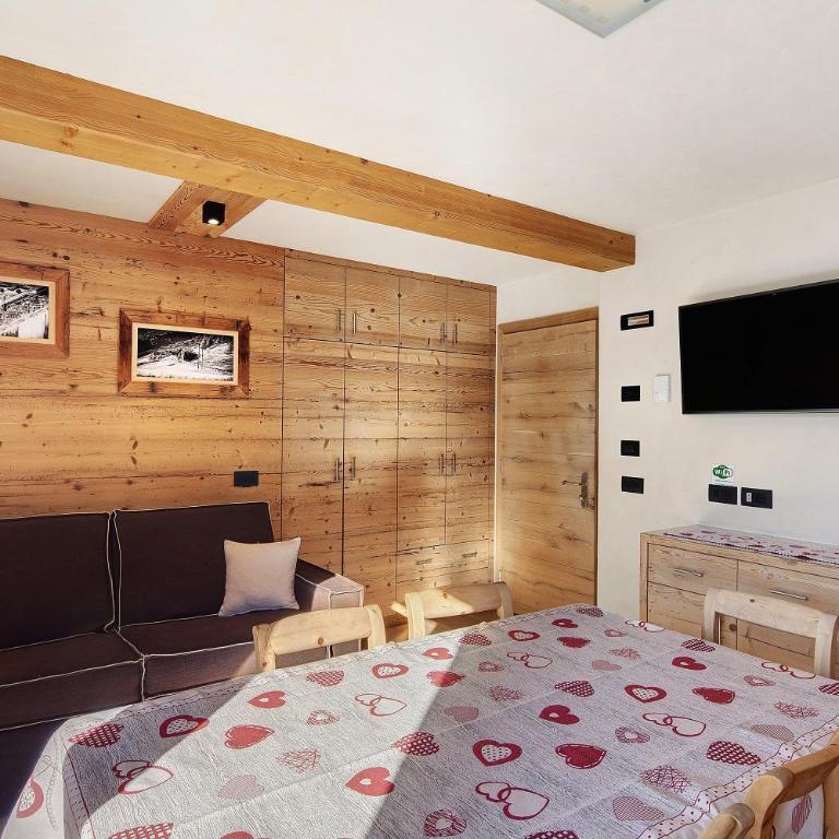 Livigno Wooden House - Three-Bedroom Premium Apartment with Balcony - 5