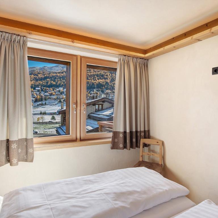 Livigno Wooden House - Three-Bedroom Premium Apartment with Balcony - 14