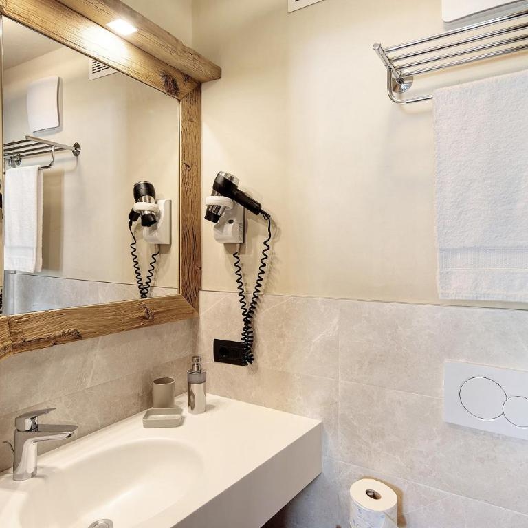 Livigno Wooden House - Three-Bedroom Premium Apartment with Balcony - 20
