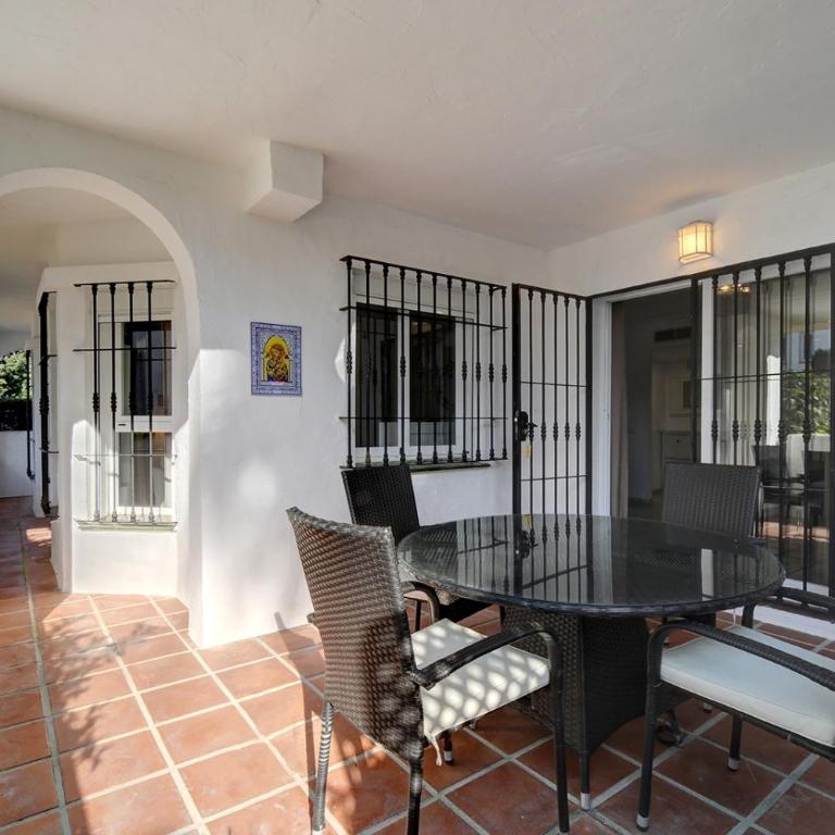 Beautiful Spacious 3 Bedroom Apart - Three-Bedroom Apartment with Mountain View - 15