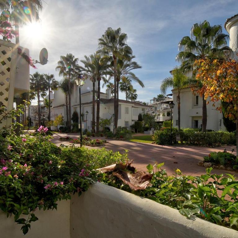 Beautiful Spacious 3 Bedroom Apart - Three-Bedroom Apartment with Mountain View - 2