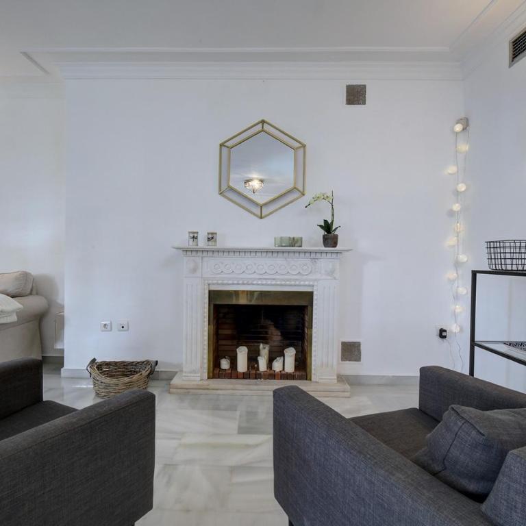 Beautiful Spacious 3 Bedroom Apart - Three-Bedroom Apartment with Mountain View - 5