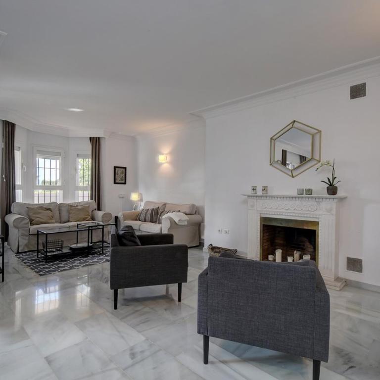 Beautiful Spacious 3 Bedroom Apart - Three-Bedroom Apartment with Mountain View - 6