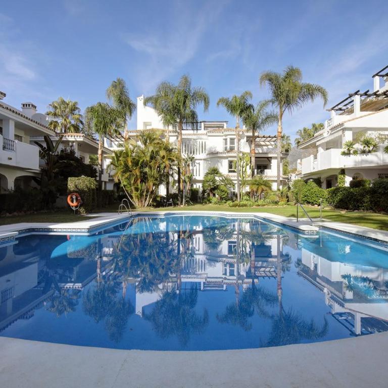 Beautiful Spacious 3 Bedroom Apart - Three-Bedroom Apartment with Mountain View - 1