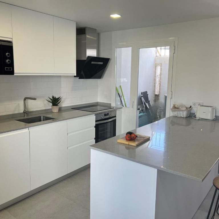 Beautiful Spacious 3 Bedroom Apart - Three-Bedroom Apartment with Mountain View - 8