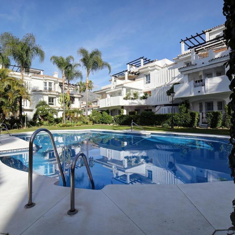 Beautiful Spacious 3 Bedroom Apart - Three-Bedroom Apartment with Mountain View - 14