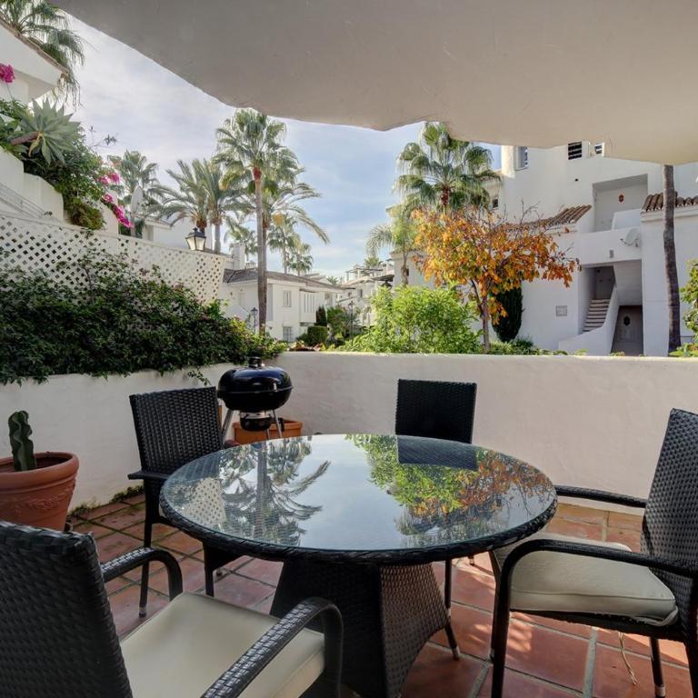 Beautiful Spacious 3 Bedroom Apart - Three-Bedroom Apartment with Mountain View - 3