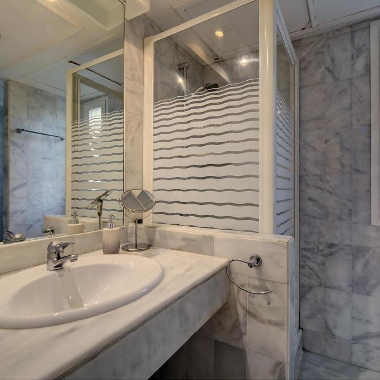 Beautiful Spacious 3 Bedroom Apart - Three-Bedroom Apartment with Mountain View - 17