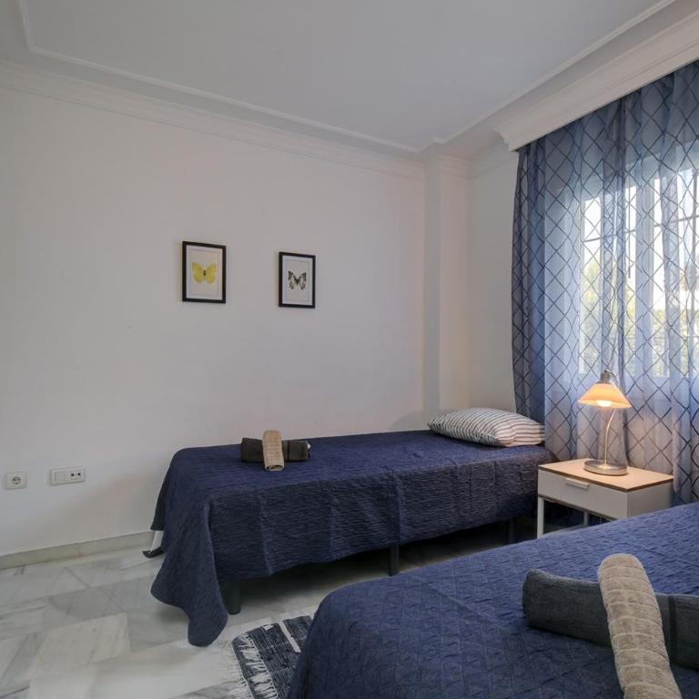 Beautiful Spacious 3 Bedroom Apart - Three-Bedroom Apartment with Mountain View - 11