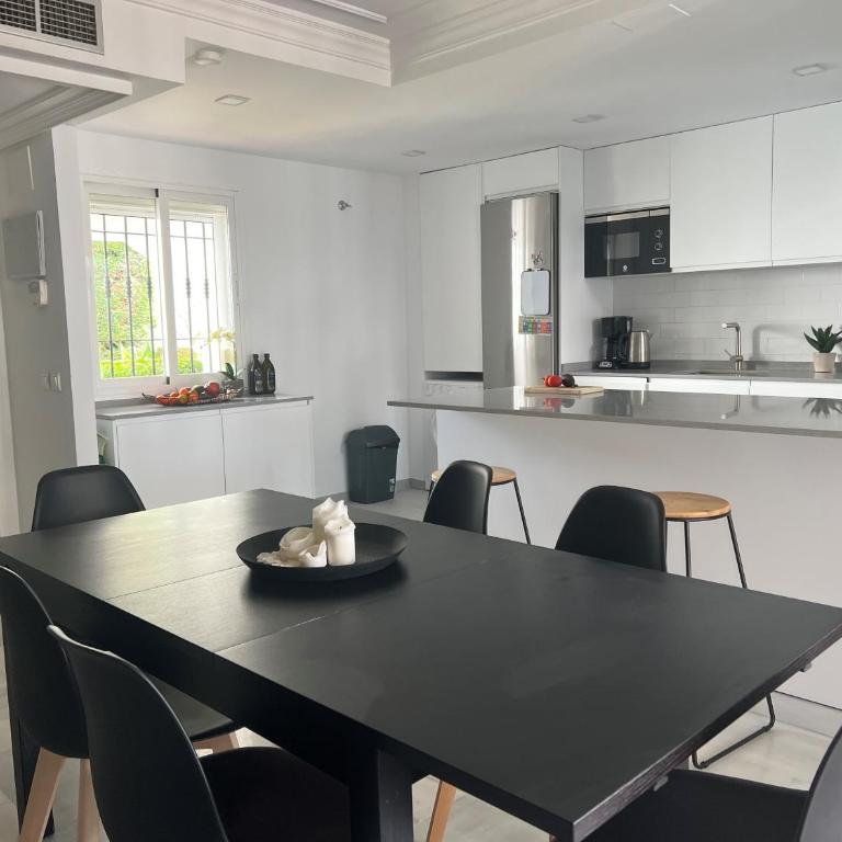 Beautiful Spacious 3 Bedroom Apart - Three-Bedroom Apartment with Mountain View - 7