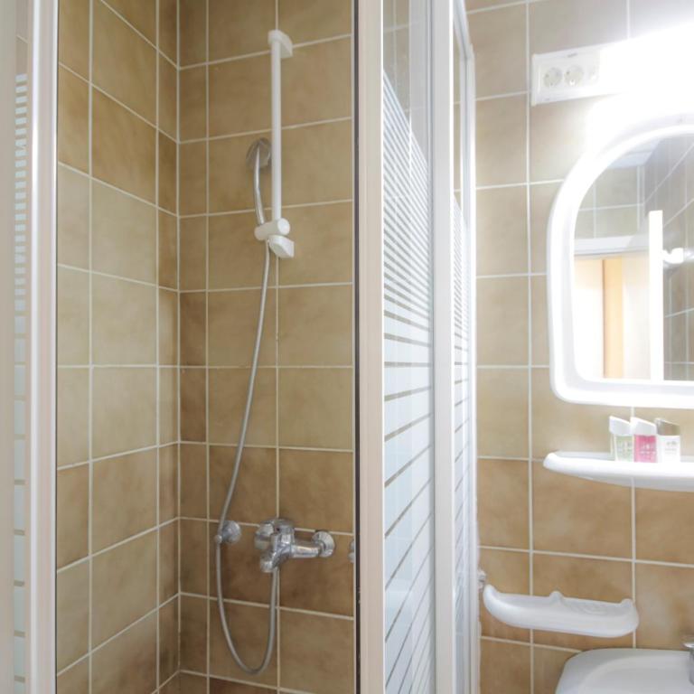 Guesthouse Junior - Economy Triple Room - 6