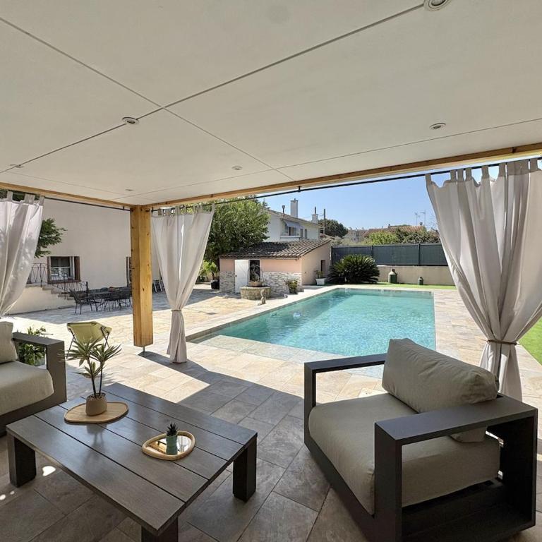 Très bel appartement deux chambre situé en haut de villa, piscine et jardin privatifs, 2 places de parking - Appartement 2 Chambres - 1