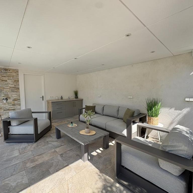 Très bel appartement deux chambre situé en haut de villa, piscine et jardin privatifs, 2 places de parking - Appartement 2 Chambres - 28