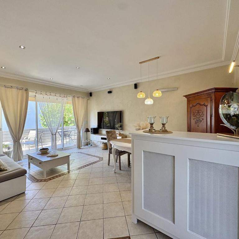 Très bel appartement deux chambre situé en haut de villa, piscine et jardin privatifs, 2 places de parking - Appartement 2 Chambres - 2