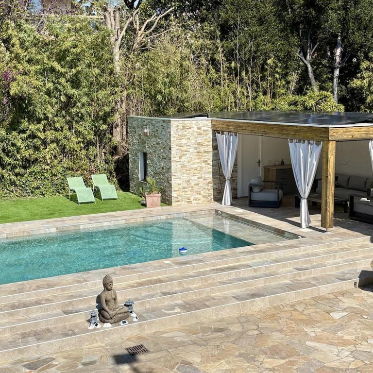 Très bel appartement deux chambre situé en haut de villa, piscine et jardin privatifs, 2 places de parking - Appartement 2 Chambres - 27