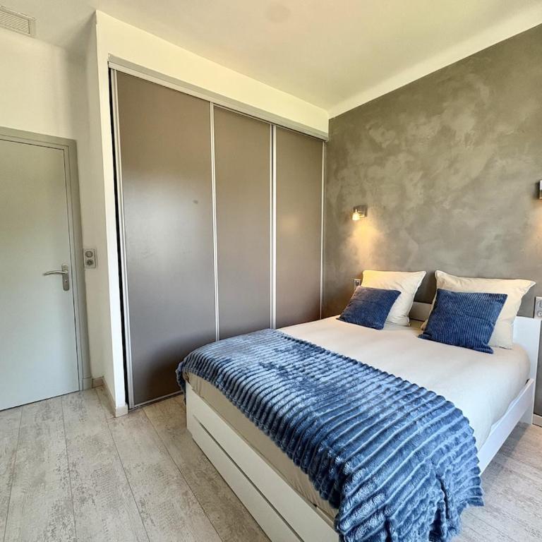 Très bel appartement deux chambre situé en haut de villa, piscine et jardin privatifs, 2 places de parking - Appartement 2 Chambres - 17