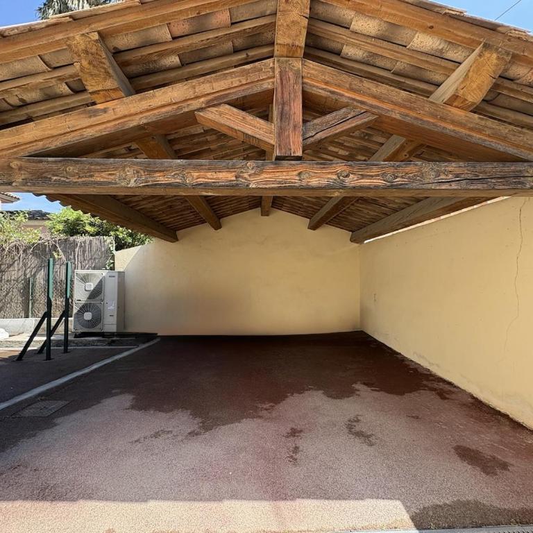 Très bel appartement deux chambre situé en haut de villa, piscine et jardin privatifs, 2 places de parking - Appartement 2 Chambres - 32